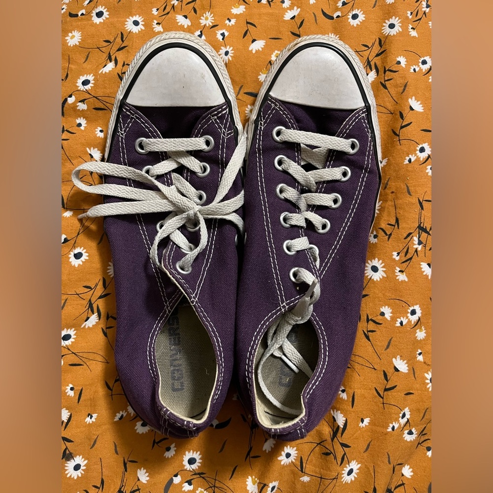 CONVERSE purple and white low top classic chucks (size 8w 6m)